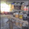 Una mujer estadounidense, descubrió bajo en el suelo de su casa una bodega con todo tipo de alimentos enlatados