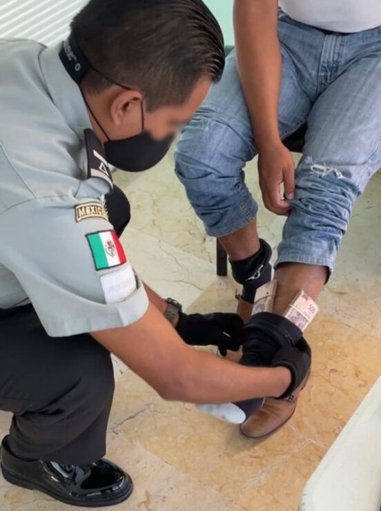 Yucatán: Detienen a pasajero con $450 mil pesos adheridos al cuerpo; pretendió abordar un vuelo comercial con destino a la Ciudad de México.