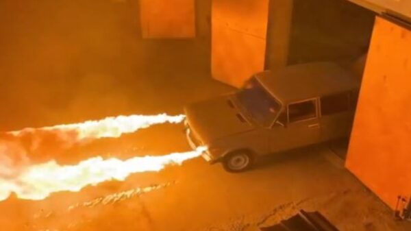 Un auto capaz de lanzar grandes llamaradas e incinerar prácticamente cualquier cosa se populariza generando el asombro de los cibernautas