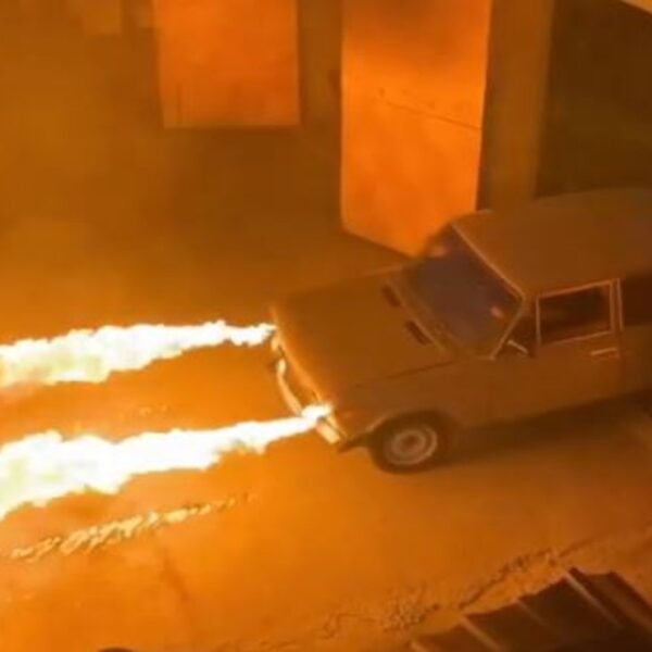 Un auto capaz de lanzar grandes llamaradas e incinerar prácticamente cualquier cosa se populariza generando el asombro de los cibernautas