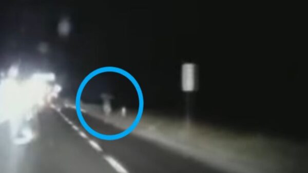 Captura a una supuesta mujer fantasma corriendo por una carretera de México, el video se populariza con infinidad de comentarios