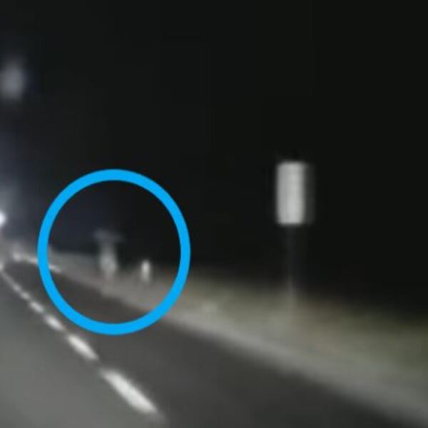 Captura a una supuesta mujer fantasma corriendo por una carretera de México, el video se populariza con infinidad de comentarios
