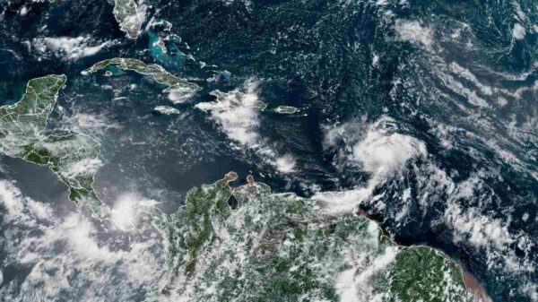Amenaza fenómeno al Caribe con 80% de probabilidades de convertirse en huracán