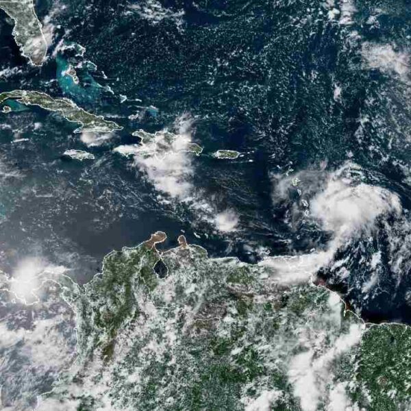 Amenaza fenómeno al Caribe con 80% de probabilidades de convertirse en huracán
