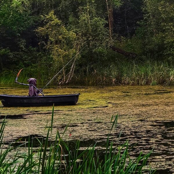 La figura de la muerte sentada en una canoa en medio de un lago, ha causado el asombro de los cibernautas