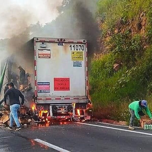 ¡Pobladores aprovechan las cervezas! tras incendiarse tráiler en Veracruz