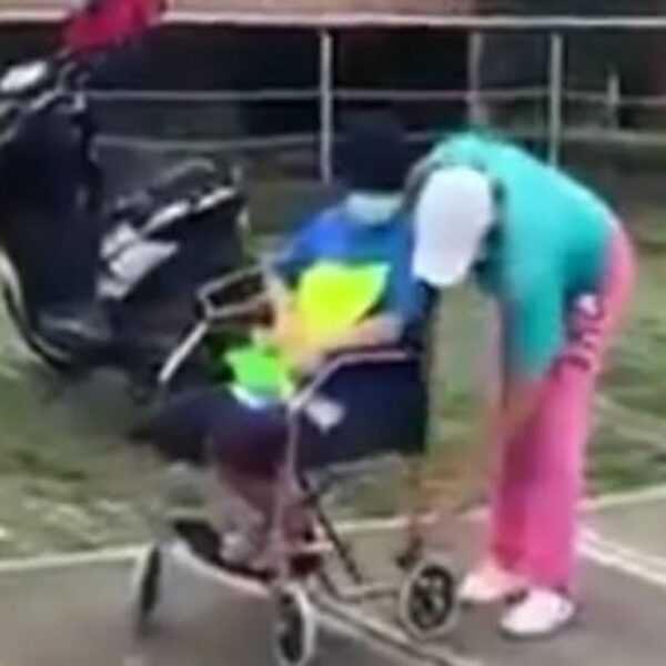 En redes sociales exhiben a una mujer que fue captada colocando vendas a su hija para que ésta fingiera una discapacidad y con ello, pedir limosna