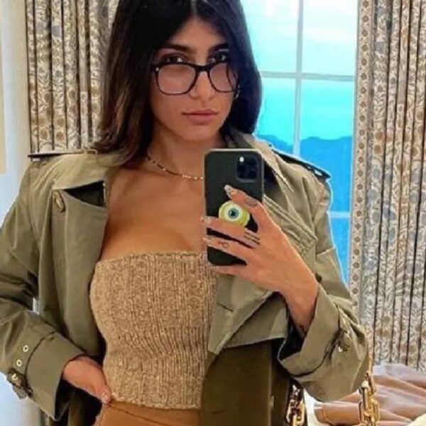 El nuevo video de Mia Khalifa con Jhay Cortez y Skrillex en el cuarto