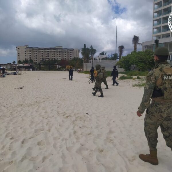 Recuperan autoridades espacios en la playa Langosta de Cancún.