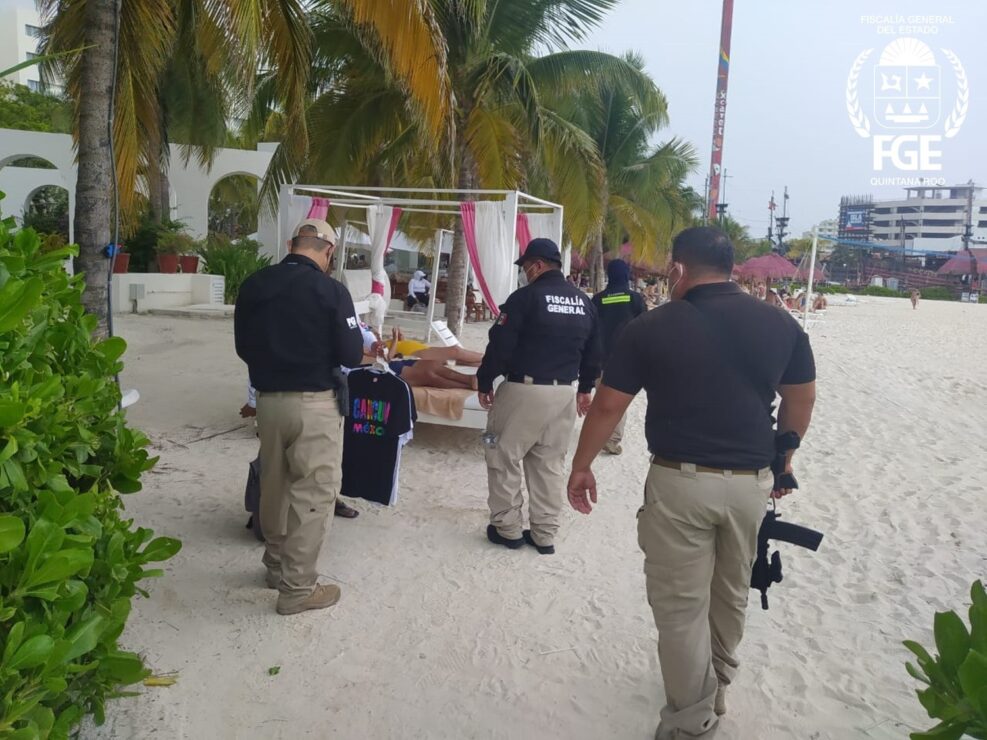 Recuperan autoridades espacios en la playa Langosta de Cancún; realiza la Fiscalía un operativo con el apoyo de la Guardia Nacional en la Zona Hotelera.