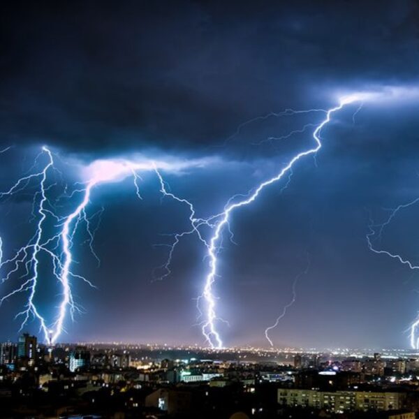 La historia de un gamer se viraliza, resulta que reportó que fue alcanzado por un rayo dentro de su propia vivienda.