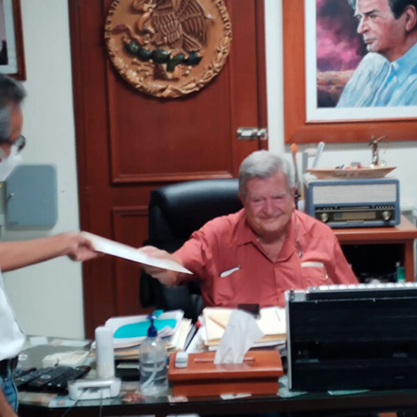 Reconoce Don Gastón Alegre 32 años de trayectoria de Arturo Dzul en Radio Turquesa