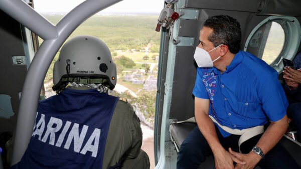 Sobrevuelan Carlos Joaquín y Semar áreas afectadas en Tulum