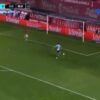 El video de un futbolista que falla una oportunidad de gol se visualiza al ser considerado el blooper del año, dado que la portería estaba sola