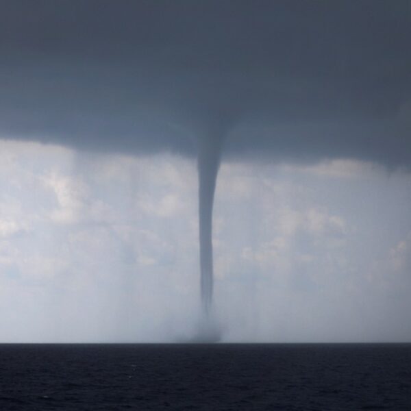Un potente torbellino se formó este domingo frente a las costas de la región rusa de Krasnodar, al suroeste del país