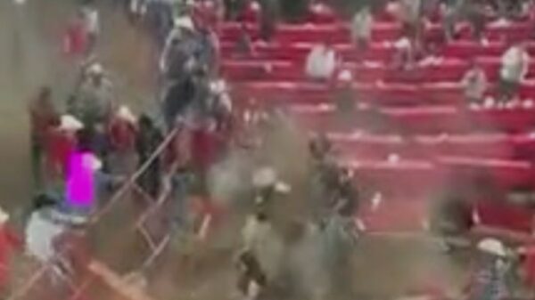 Durante un jaripeo clandestino un toro lesionó a al menos 10 personas luego de que derribó una cerca