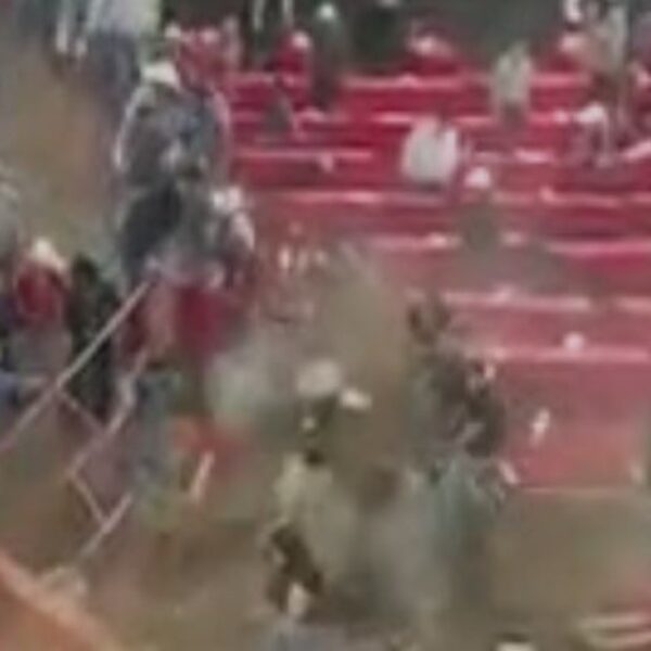 Durante un jaripeo clandestino un toro lesionó a al menos 10 personas luego de que derribó una cerca