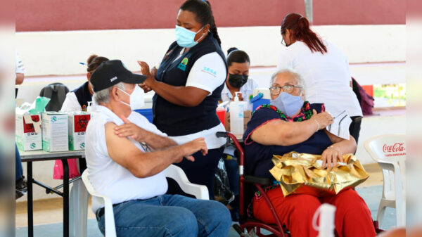 Reanudan en Cancún vacunación covid-19 a mayores de 40 años