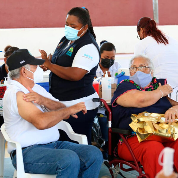 Reanudan en Cancún vacunación covid-19 a mayores de 40 años