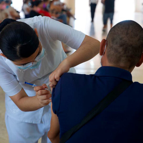 Reanudan en Quintana Roo la aplicación de segundas dosis contra la COVID-19 a personas de 40 a 49 años de edad