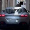 El dueño de un Ferrari Roma intentó cruzar una calle angosta a bordo del superdeportivo se quedó atorado en medio del camino