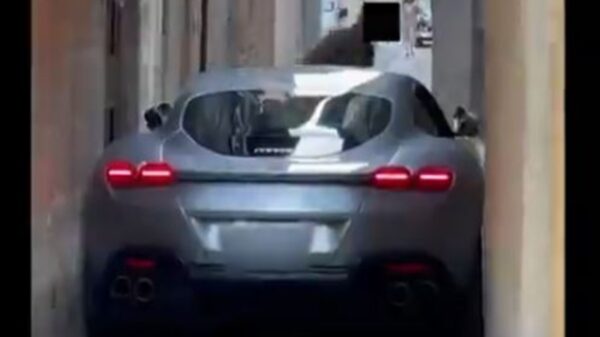 El dueño de un Ferrari Roma intentó cruzar una calle angosta a bordo del superdeportivo se quedó atorado en medio del camino