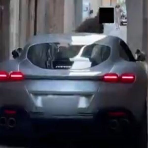 El dueño de un Ferrari Roma intentó cruzar una calle angosta a bordo del superdeportivo se quedó atorado en medio del camino