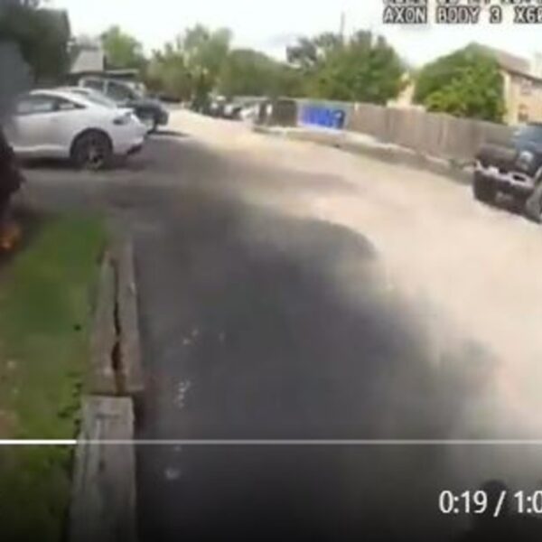 Dos policías de la ciudad de Austin, Texas, en Estados Unidos, salvaron a un hombre inconsciente de morir quemado al interior de su camioneta en llamas