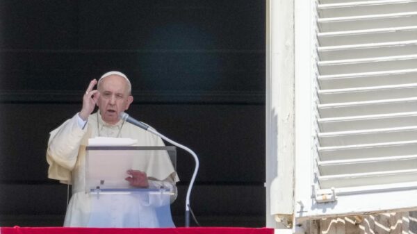 Pide el papa Francisco a países recibir a refugiados afganos.