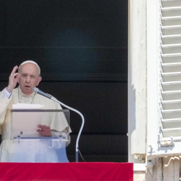 Pide el papa Francisco a países recibir a refugiados afganos.