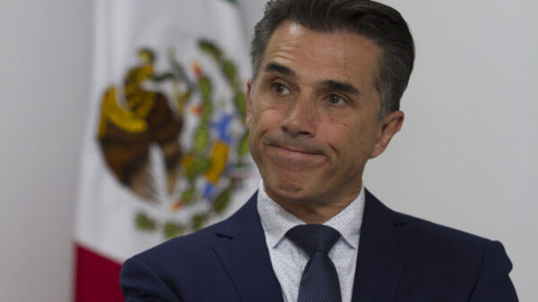 Hospitalizan a Sergio Mayer por extraño virus, lo reportan “delicado pero estable”