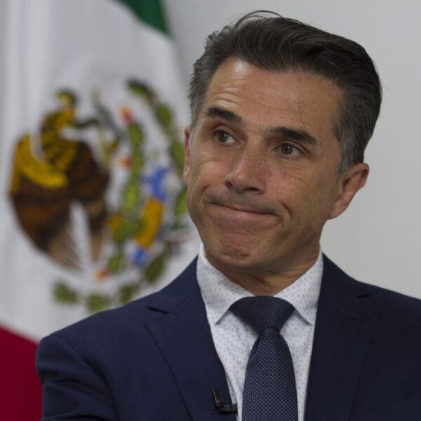 Hospitalizan a Sergio Mayer por extraño virus, lo reportan “delicado pero estable”