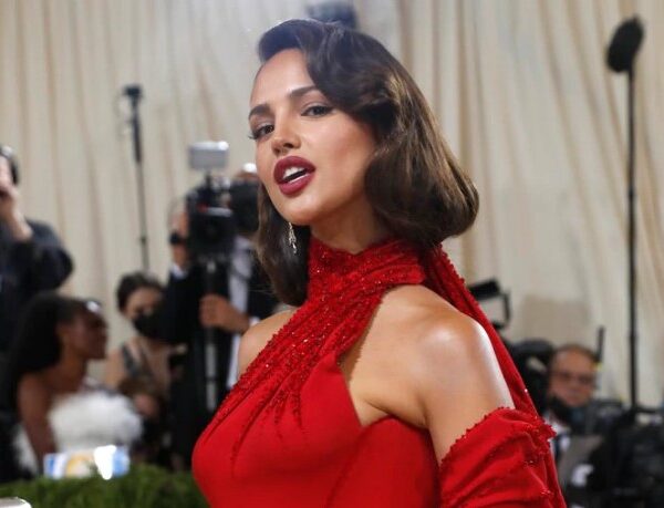 Eiza González paralizó anoche con su espectacular atuendo la MET Gala 2021