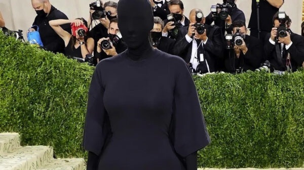 Kim Kardashian desata memes a su paso por la alfombra roja del Met Gala 2021