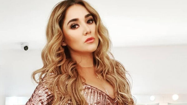 Don Carlos, padre de Sherlyn, recibe cachetadón por insultar a mujer en un avión