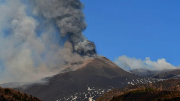 El volcán ‘Etna’ entró en erupción con emisión de lava y cenizas