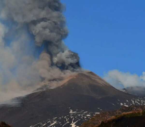 El volcán ‘Etna’ entró en erupción con emisión de lava y cenizas