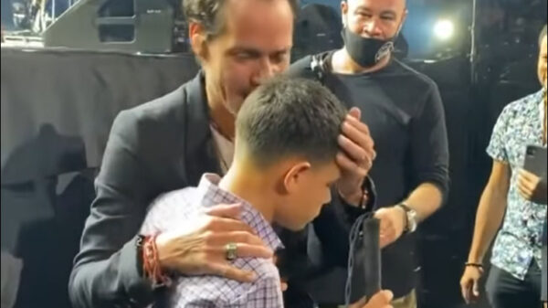 ¡Conmovedor! Marc Anthony bajó del escenario para cantarle a un joven invidente en su cumpleaños