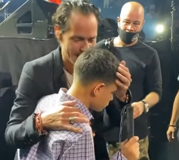 ¡Conmovedor! Marc Anthony bajó del escenario para cantarle a un joven invidente en su cumpleaños