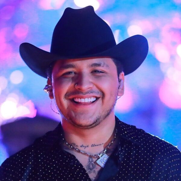 Denuncian a Christian Nodal por tener de mascota a un mono araña