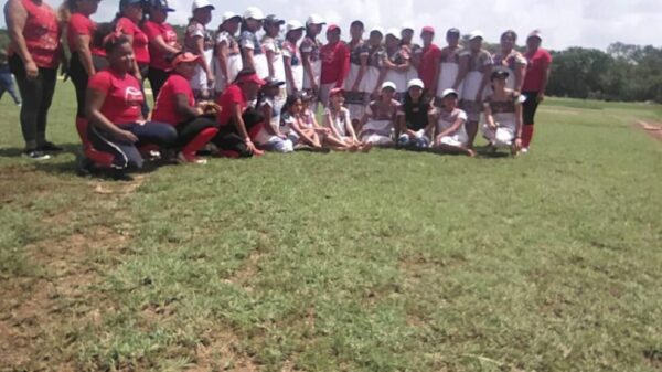 Jugadora profesional visita a las Diablitas de Hondzonot