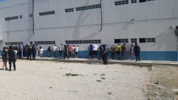 Playa del Carmen: Barren con narcomenudistas y extorsionadors en la Quinta Avenida.