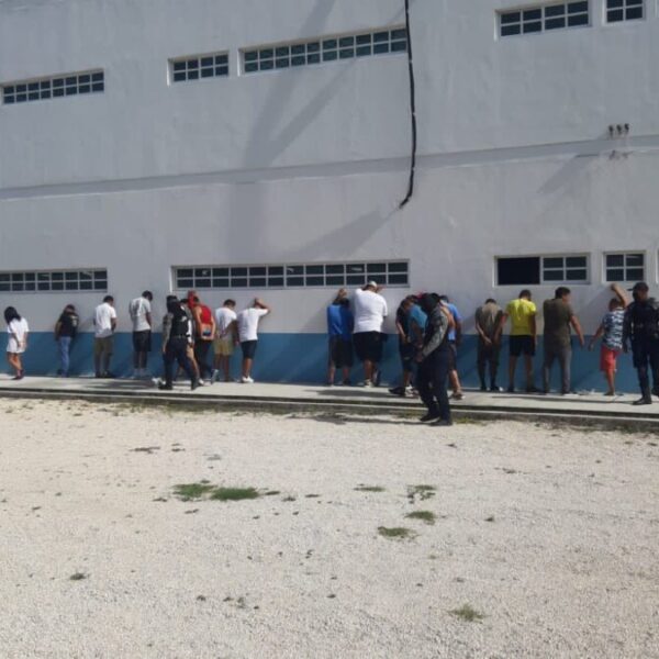 Playa del Carmen: Barren con narcomenudistas y extorsionadors en la Quinta Avenida.