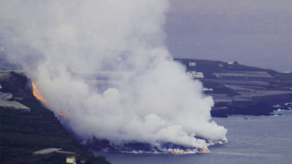 Lava del volcán La Palma llegó al mar, causa confinamiento de residentes por gases tóxicos