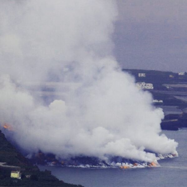Lava del volcán La Palma llegó al mar, causa confinamiento de residentes por gases tóxicos