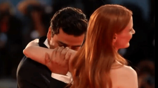 Oscar Isaac metió su nariz en la axila de Jessica Chastain en el festival de Cine de Venecia