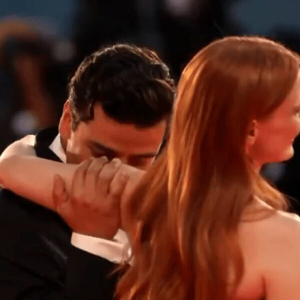 Oscar Isaac metió su nariz en la axila de Jessica Chastain en el festival de Cine de Venecia