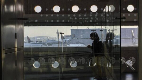 Frena despegue de aviones en AICM, falla en el sistema