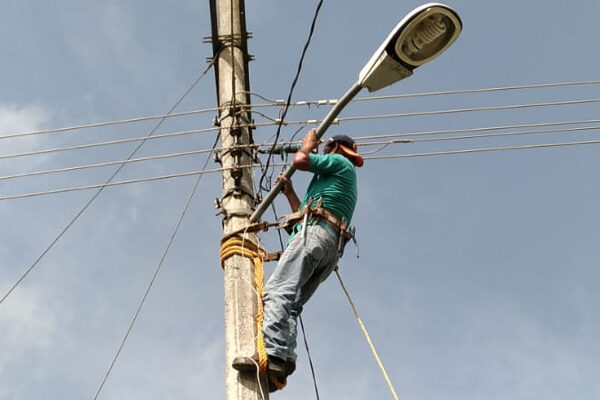 Con recursos propios alcaldía de Ignacio Zaragoza rehabilita alumbrado público.