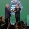 Entrega AMLO el Águila Azteca a Roberto Riccardi, comandante de Carabineros